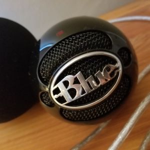 Blue The Snowball Microphone with Audio Foam
